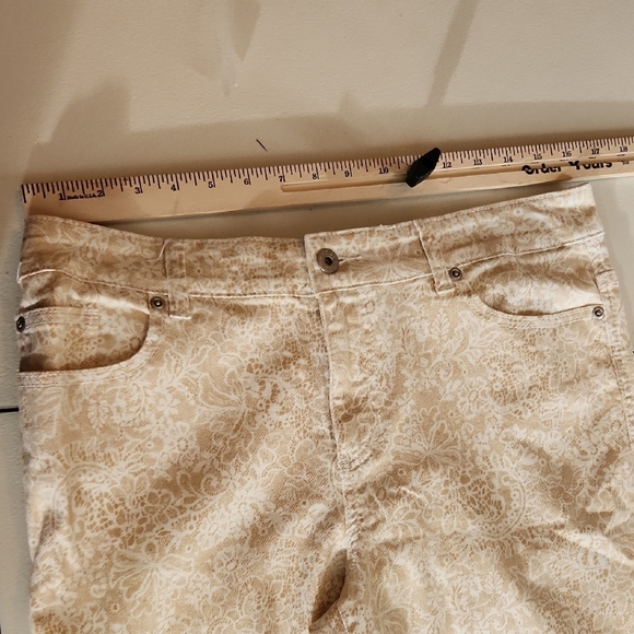 Chicos Platinum Denim Pants Womens  Size 1.5 M Lace Cream Pattern Ultimate Fit - Picture 7 of 11